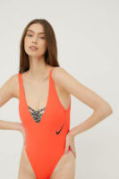 Piros női egyrészes fürdőruha Nike újrahasznosított anyagból